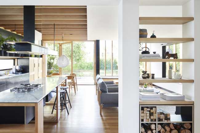 Salón blanco y madera