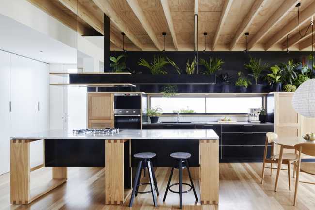 Cocina con techo y piso de madera