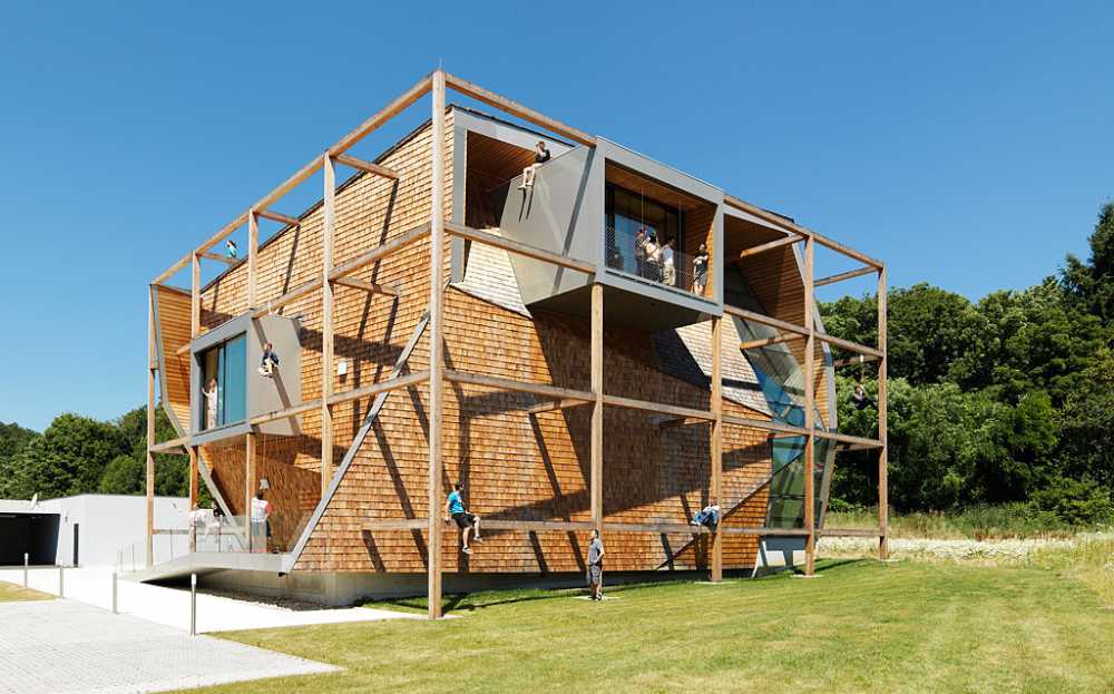 Edificio recreativo de madera en el campo