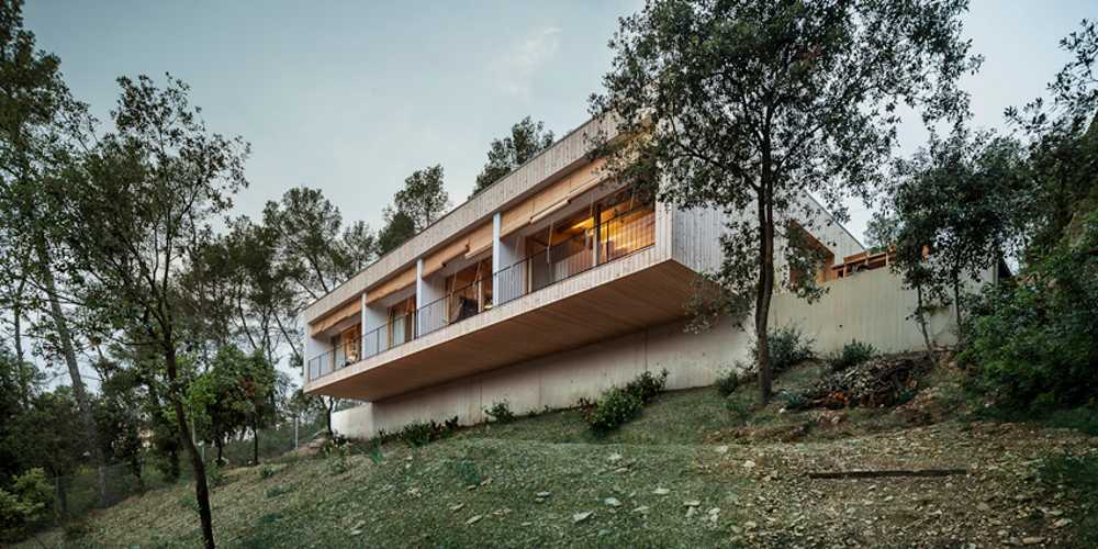 Edificio de madera con vistas al paisaje