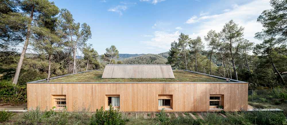 Edificio de madera con vistas al paisaje