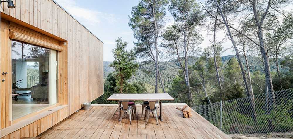 Edificio de madera con vistas al paisaje