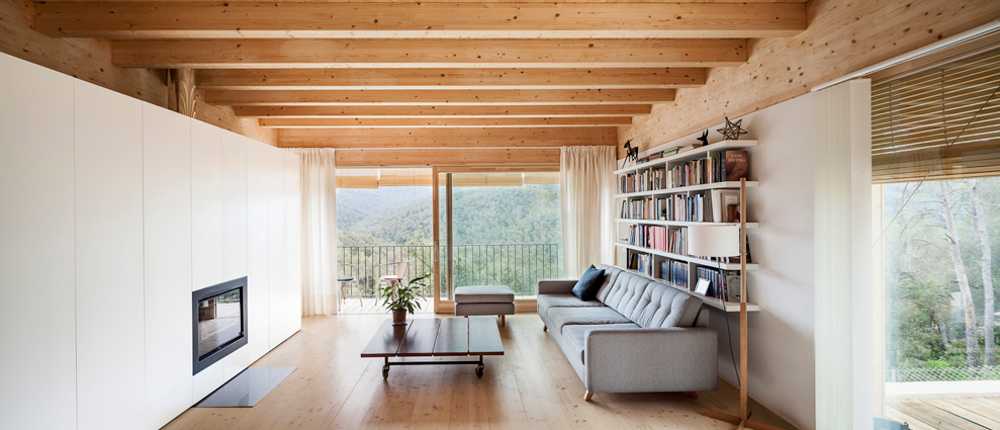 Edificio de madera con vistas al paisaje
