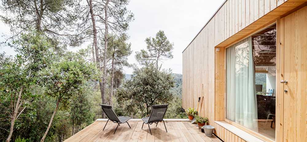 Edificio de madera con vistas al paisaje