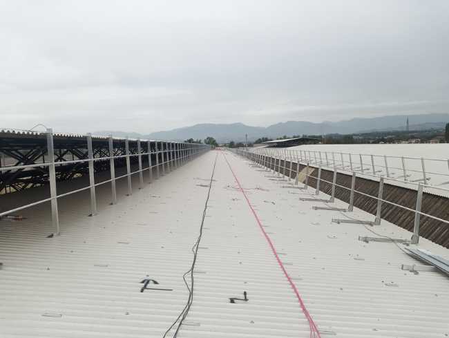 Sicurezza in copertura: PERIMETRAL42 per il fotovoltaico Esapro