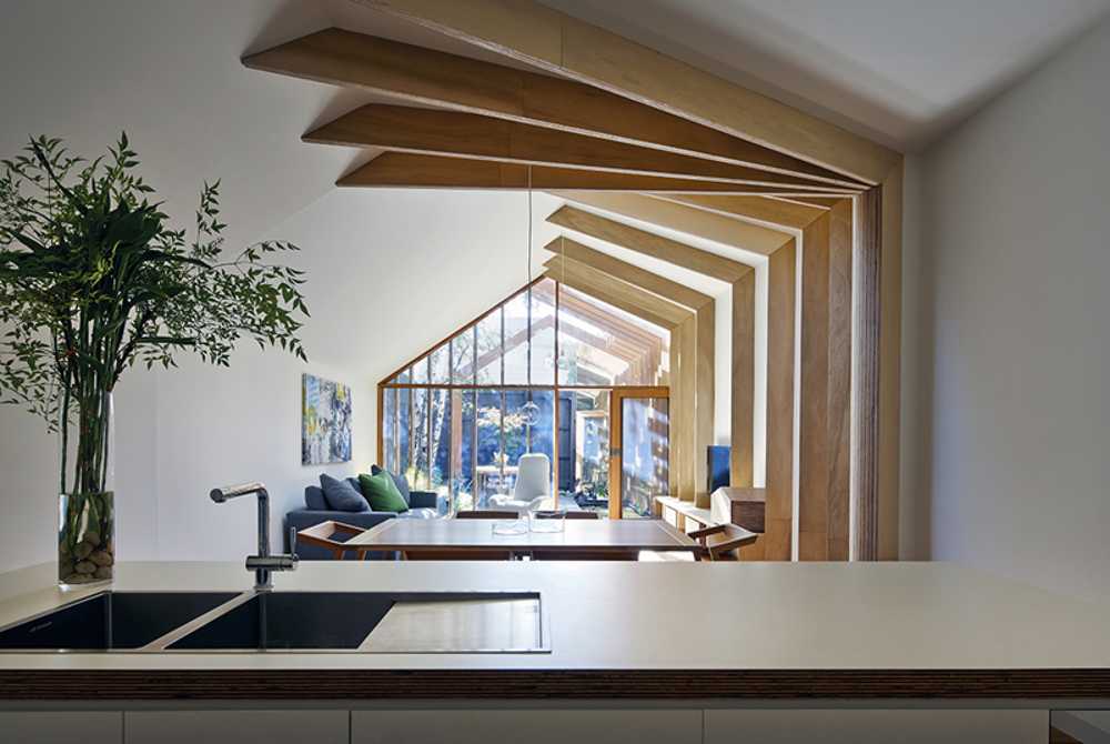 Interior en madera y blanco con panel de vidrio