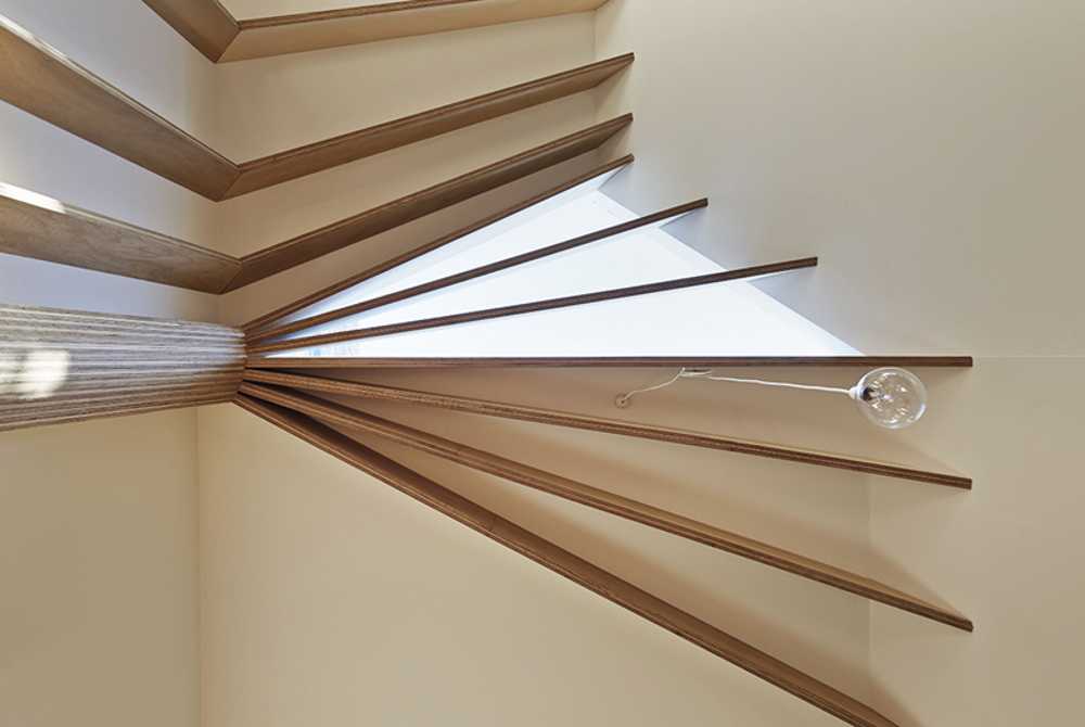 Interior en madera y blanco con panel de vidrio