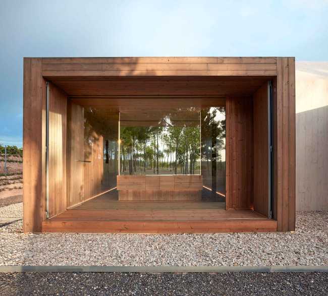 Vetrata incorniciata dal legno