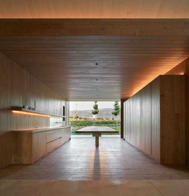 Cucina ed interni di un cottage in legno