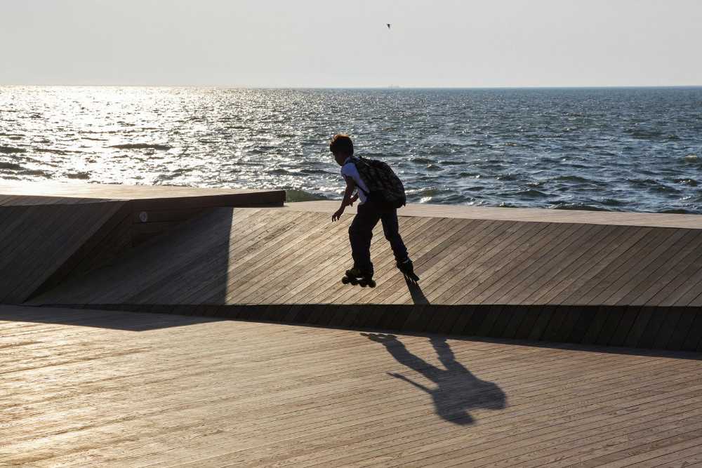 Sedute sul ponte di legno
