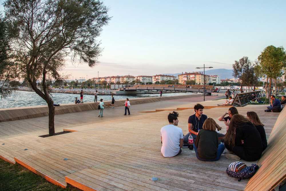 Sedute sul ponte di legno