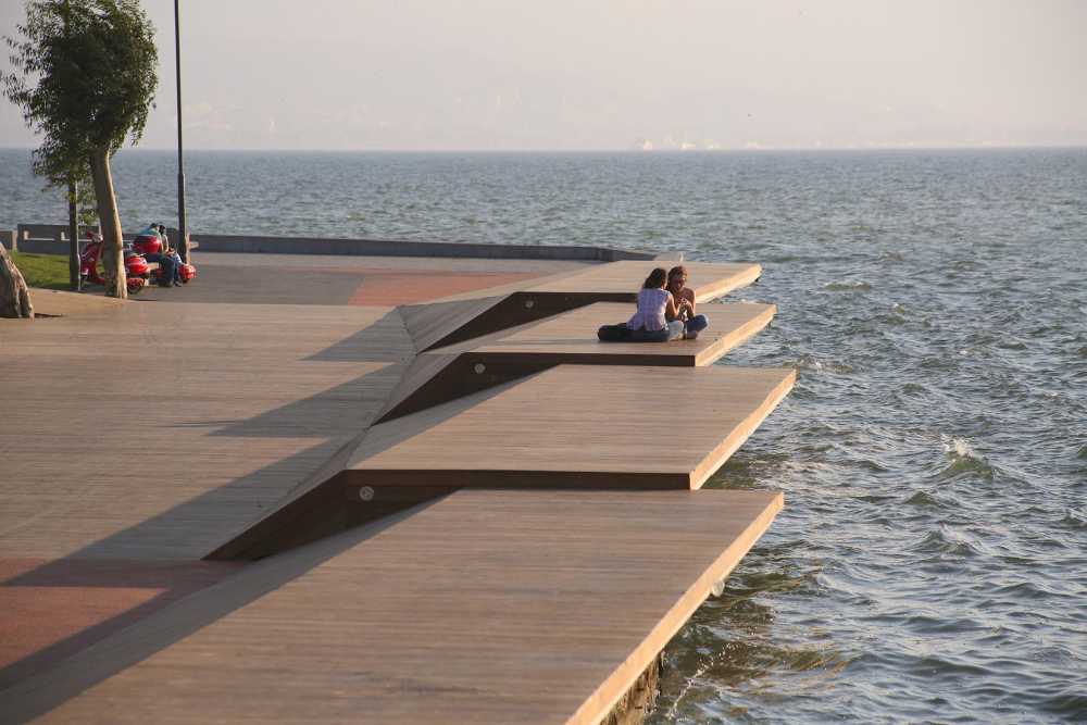 Sedute sul ponte di legno