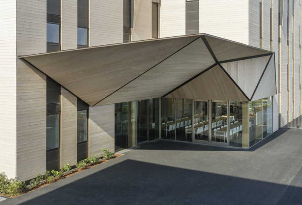 Ingresso in legno dalle forme geometriche
