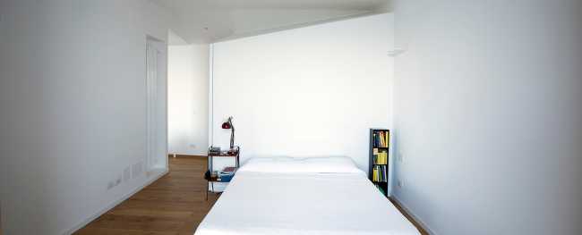 Camera da letto minimal in bianco