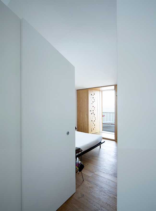 Camera da letto con parquet e pareti bianche