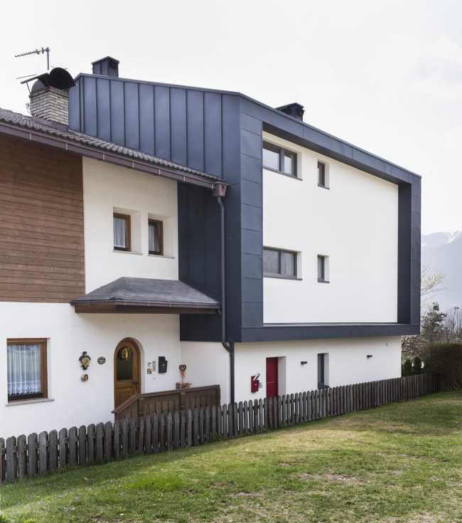 Pareti bianche e cornice in metallo scuro