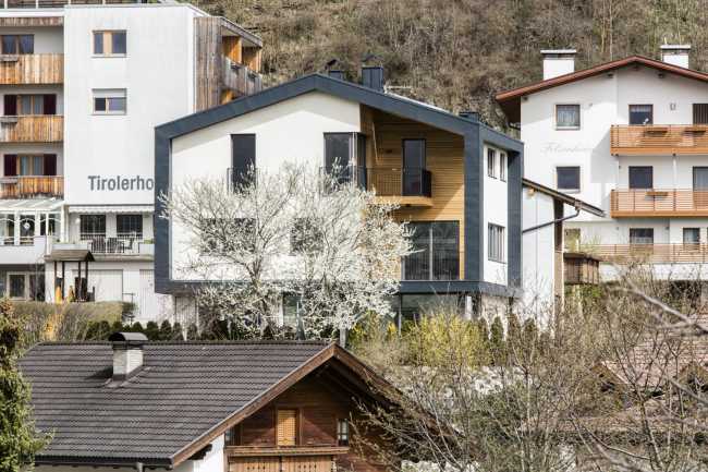 Metallo scuro, legno e intonaco bianco per un'abitazione