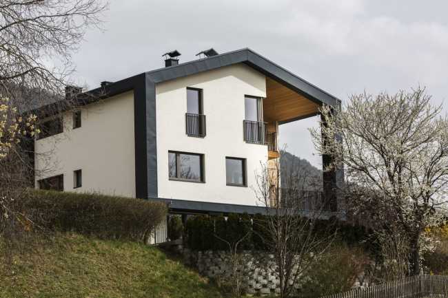 Abitazione in intonaco bianco a metallo