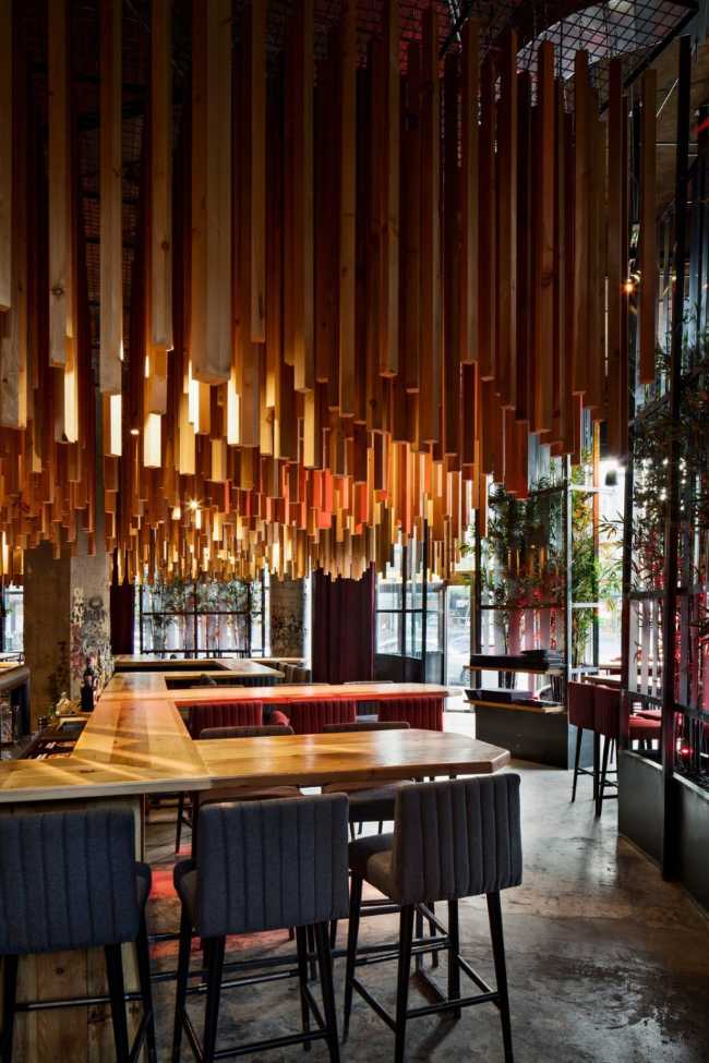 Interior de madera de una discoteca