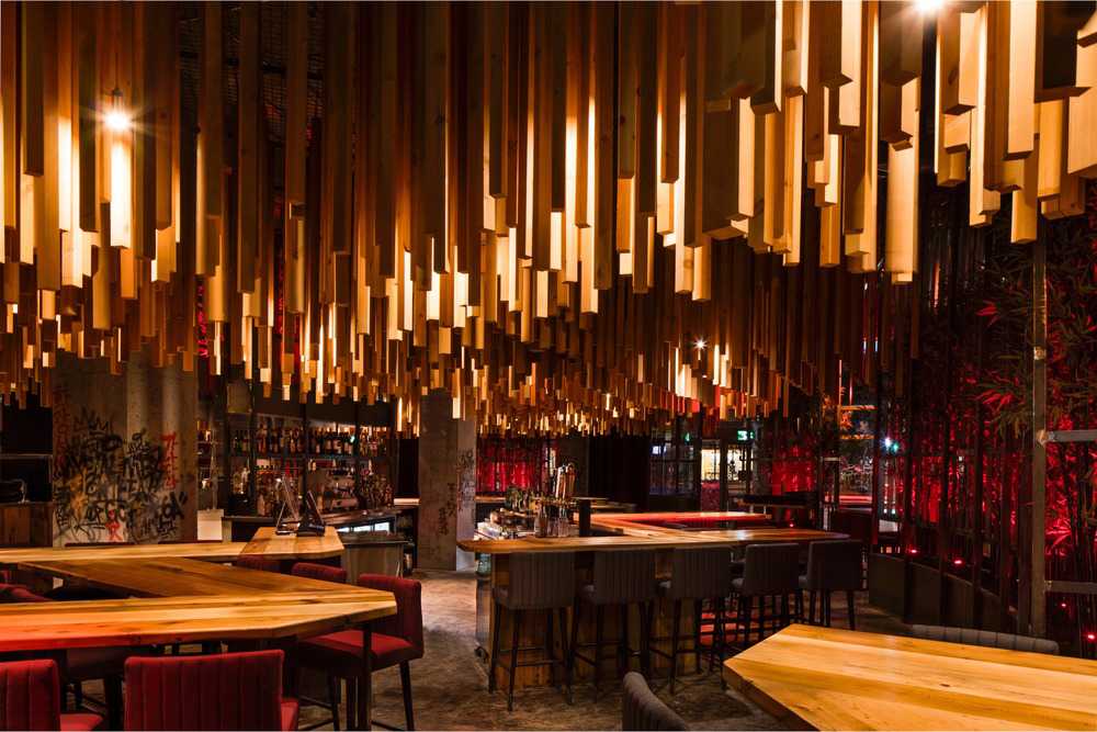 Barra de bar con piezas de madera suspendidas