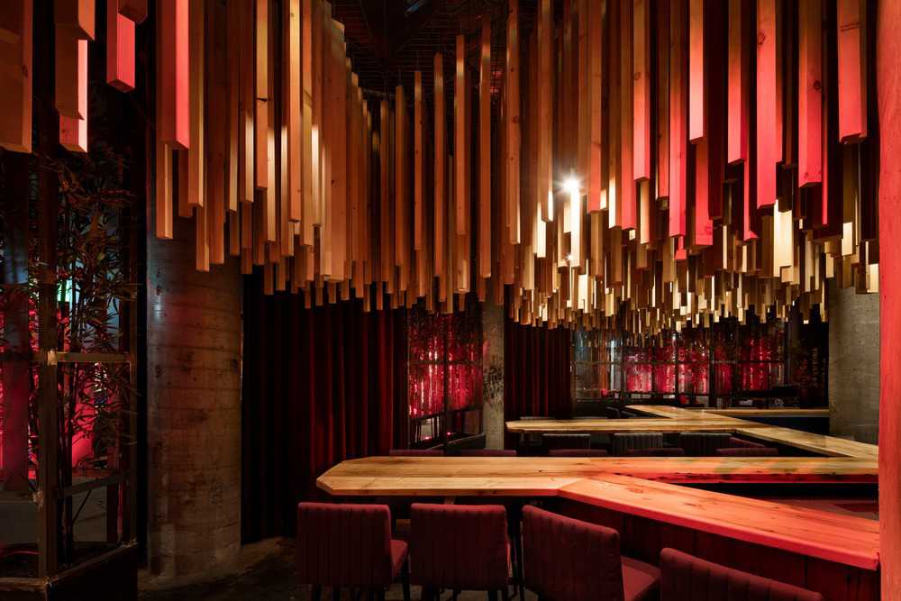 Barra de bar con piezas de madera suspendidas