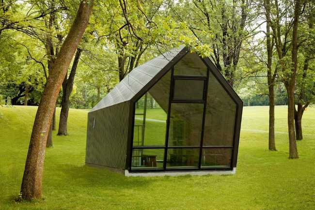 Wooden kiosk immersed in the forest