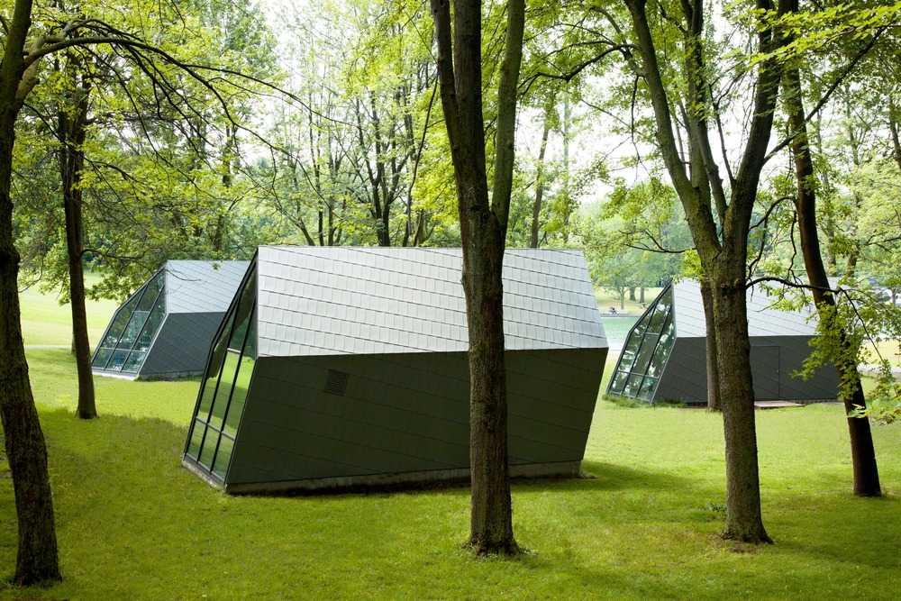 Tres kioscos rodeados de naturaleza