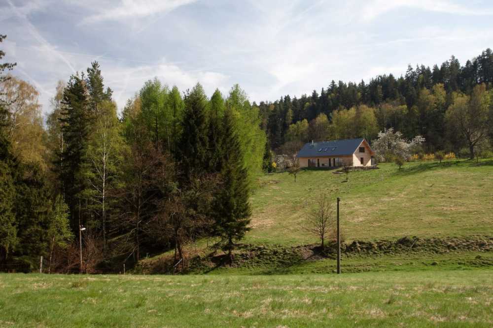 Paesaggio naturale con abitazione in legno