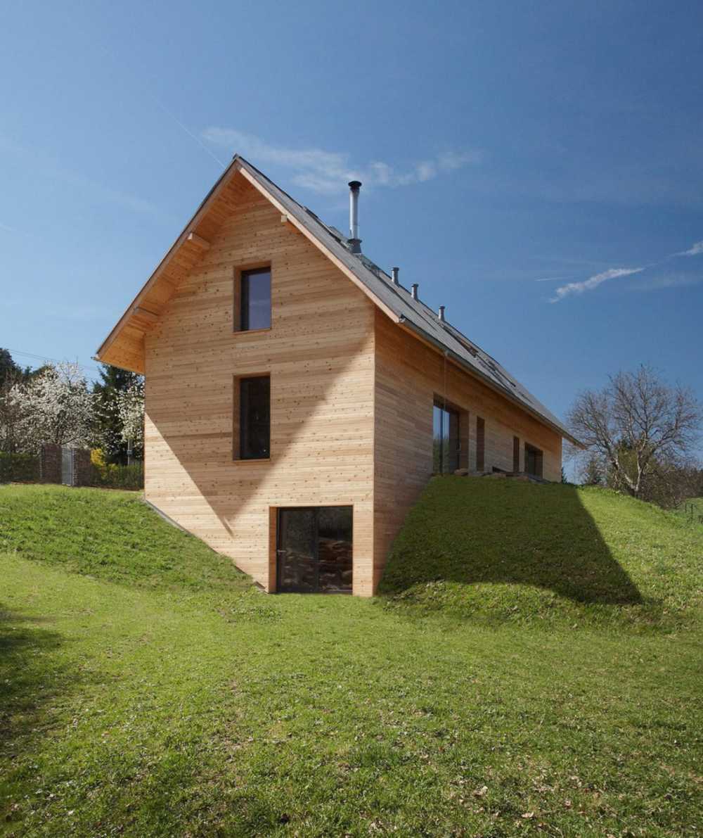 Paesaggio naturale con abitazione in legno