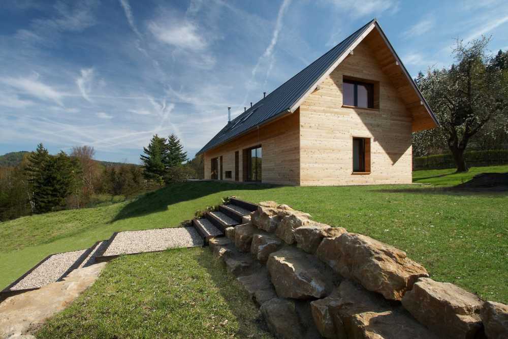 Paesaggio naturale con abitazione in legno