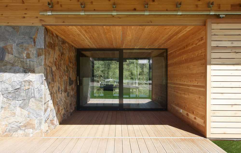 Paesaggio naturale con abitazione in legno