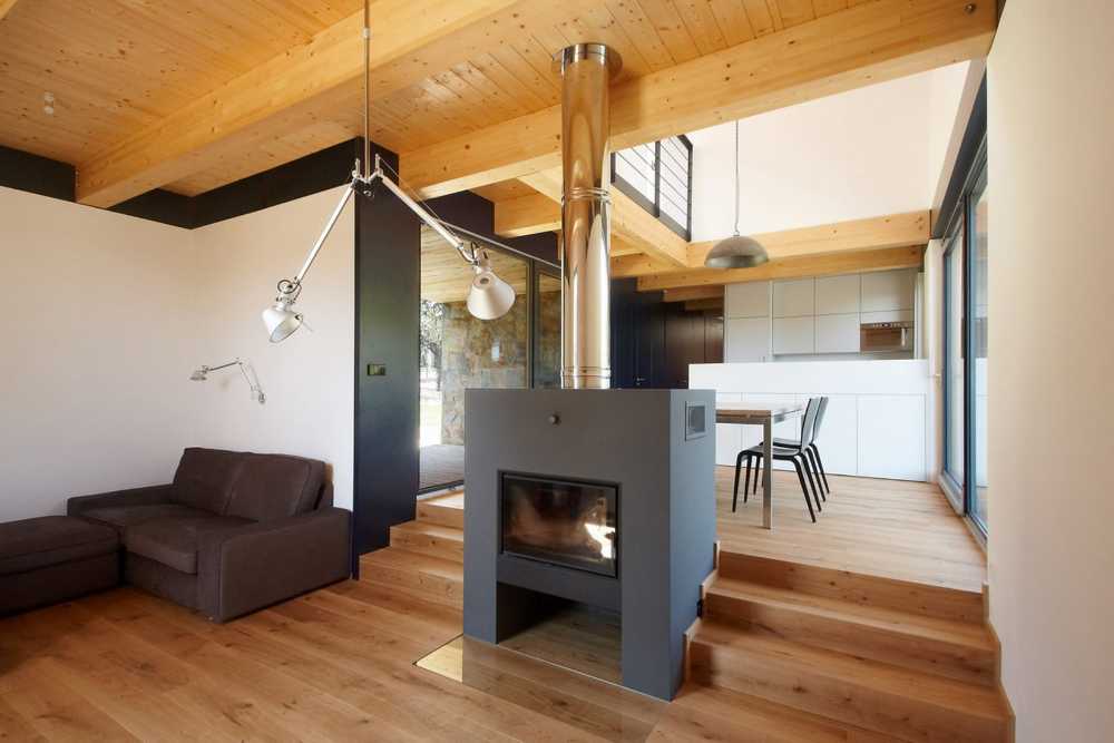 Paesaggio naturale con abitazione in legno