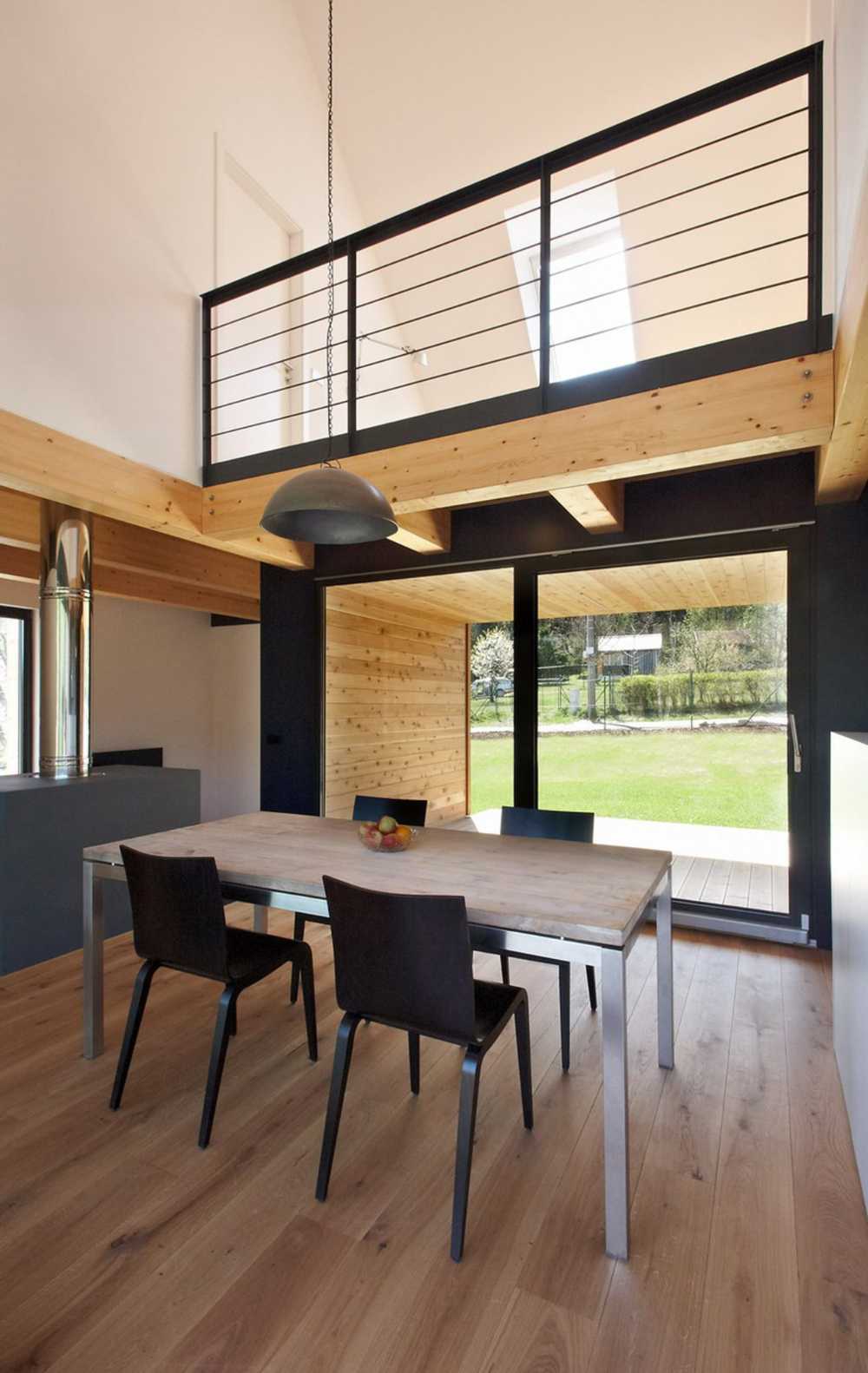Paesaggio naturale con abitazione in legno
