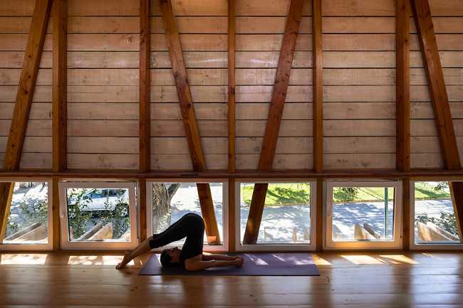 Luz y madera para yoga
