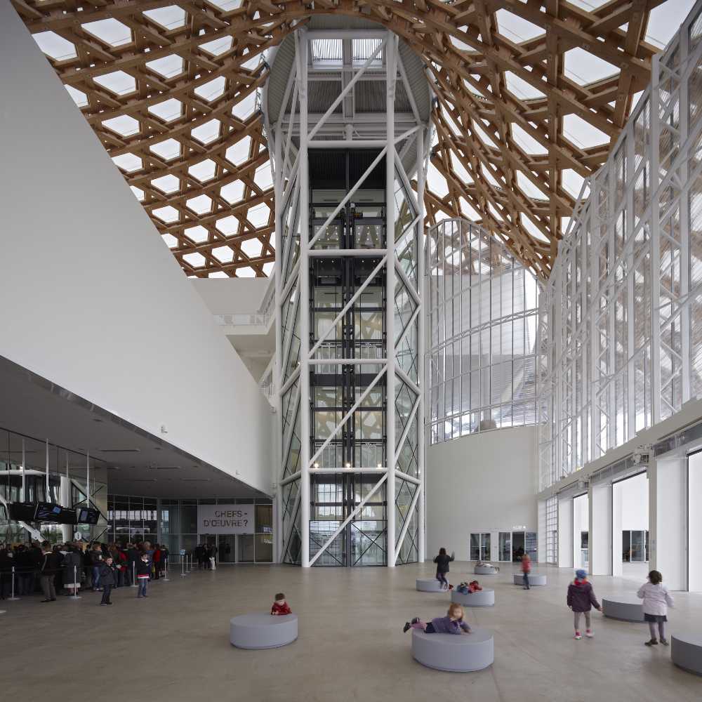 Centro esposizioni con copertura ondulata in legno