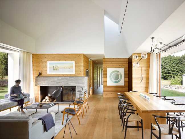 Soggiorno con grandi vetrate antistanti