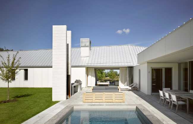 Casa in legno con terrazza e piscina