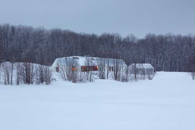 Casa in legno sotto la neve