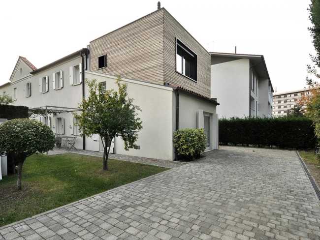 Pavimentazione antistante abitazione storica