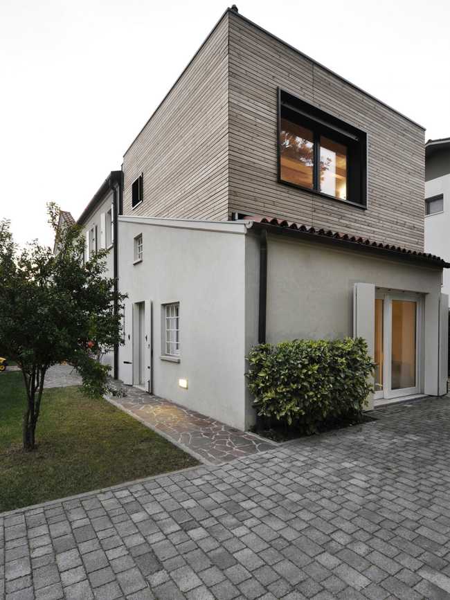 Volume in legno con vetrata