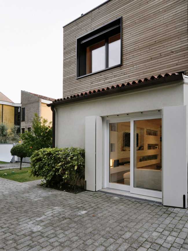 Vetrata volume in legno soprastante l'esistente