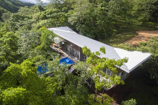 Techo blanco para villa de madera