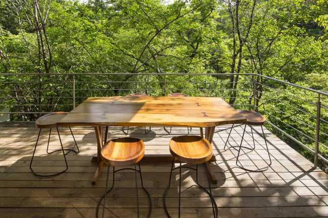 Terraza entre arboles