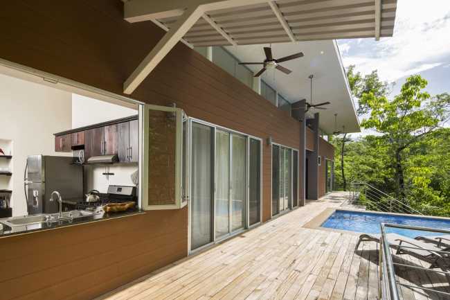 Terraza de madera con piscina