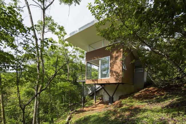 Villa suspendida en una pendiente