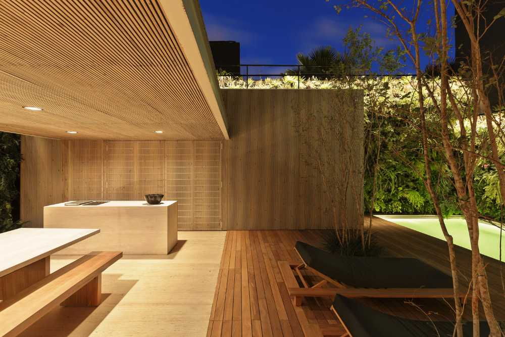 Terrasse avec piscine et chaises longues