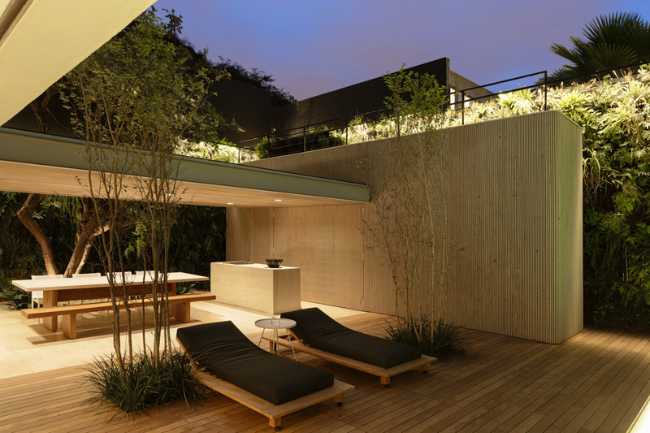 Terrazza con sdraio di sera