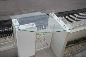 Glass shelter Farone for entrance gate cover