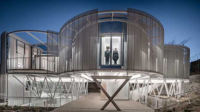 Single-family house with glass structure