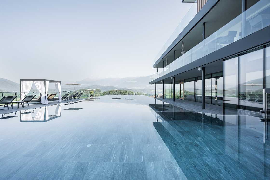 Vista dell'hotel Winckler con parapetti in vetro